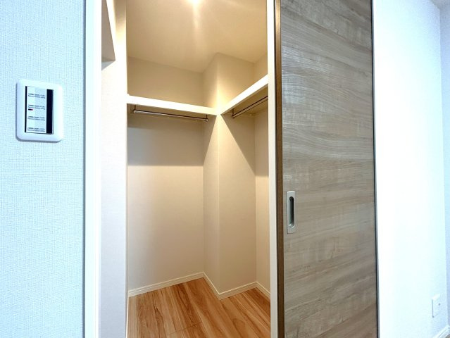ヴィルヌーブ入谷の収納|～Walk in closet～
冬物や夏物、スーツケースなども全部まとめて収納もできますのでお部屋を広く開放的にお使いいただけます。