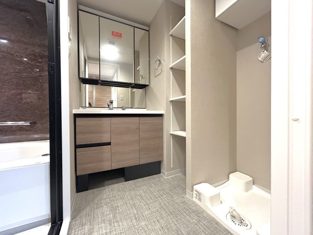 ヴィルヌーブ入谷の独立洗面台|落ち着いた空間を演出するカラーと、ゆったり落ち着いてお使い頂ける広さが魅力のパウダールーム。居室からも独立しており、プライベート空間を保ちます。