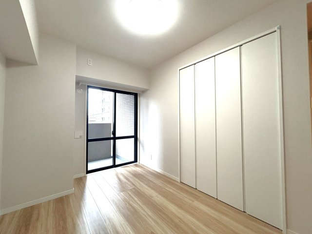 ヴィルヌーブ入谷の洋室|各部屋に収納が付いており冬物や夏物、スーツケースなども全部まとめて収納もできますのでお部屋を広く開放的にお使いいただけます。