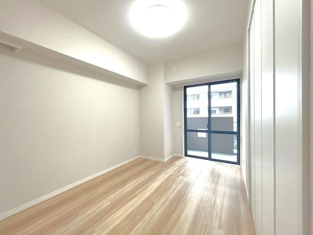 ヴィルヌーブ入谷の洋室|感性を育むプライベートルームはシンプルでスマートな空間。好みの空間で読書をしたり、音楽を聞いたりと一人の時間も充実したものにできます。