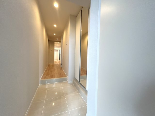 ヴィルヌーブ入谷の玄関|玄関ホールがスッキリ広々としていると帰る時も出ていく時も気持ちが良い。来客を出迎える玄関が綺麗ならその家の印象が良くなる。
