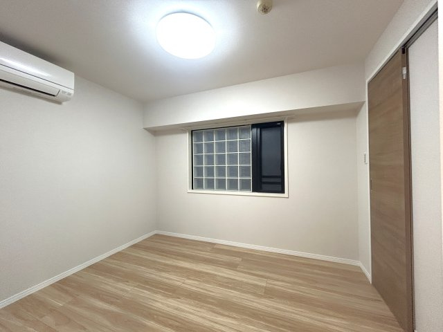 ヴィルヌーブ入谷の洋室|～Bed room～
独立性を高めた4.8帖の洋室。たっぷりの収納も配備しており、片付いた空間を実現出来そう。