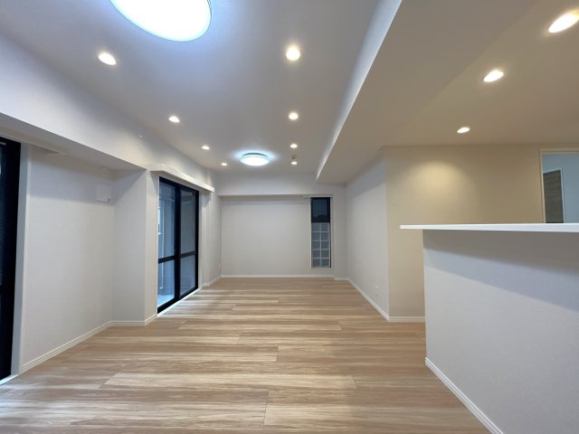 ヴィルヌーブ入谷の居間・リビング|ここにはみんなが集い、食事と楽しい会話が始まる。話に夢中になりすぎて、ついつい時を忘れてしまう。そんな束の間の幸せを感じさせてくれる場所