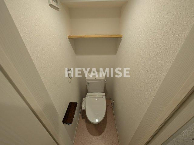 エルモーサのトイレ|ペーパーホルダーにスマホが置けます!※室内画像は別号室のもの