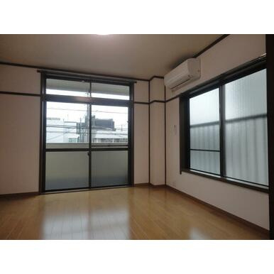 タウンハイツ中山の居間・リビング