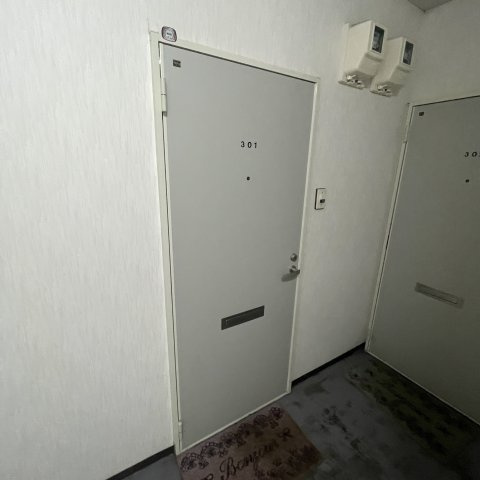 マンションＴの玄関