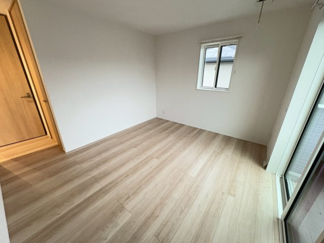 大野町２丁目戸建貸家の洋室
