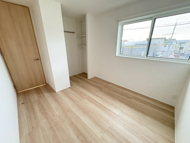 大野町２丁目戸建貸家の洋室