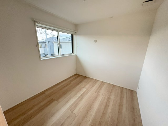 大野町２丁目戸建貸家の洋室