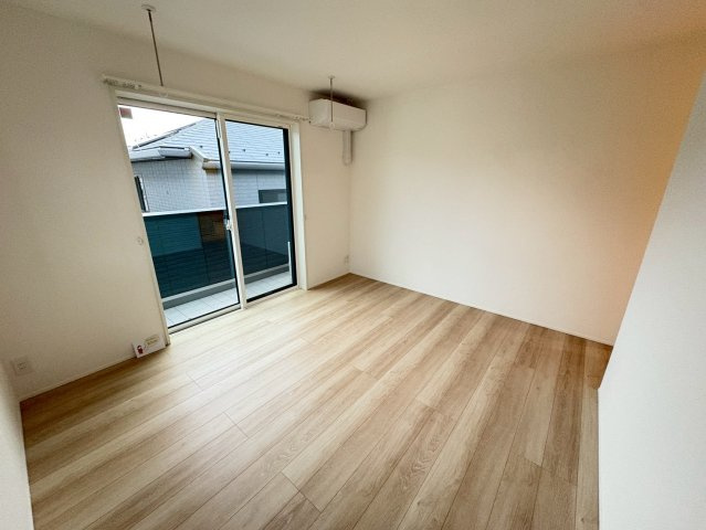 大野町２丁目戸建貸家の洋室