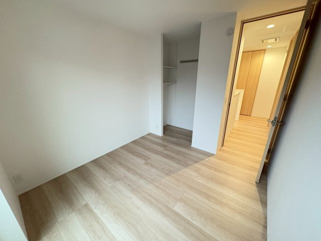 大野町２丁目戸建貸家の洋室