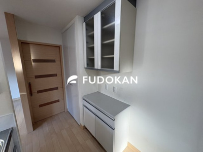 【キッチン】 | 天童市東久野本二丁目 | 空間に溶け込む機能美が魅力の食器棚。上下にしっかり収納でき、家事動線もスムーズ。清潔感あるデザインで日々の暮らしを毎日快適に支えます。