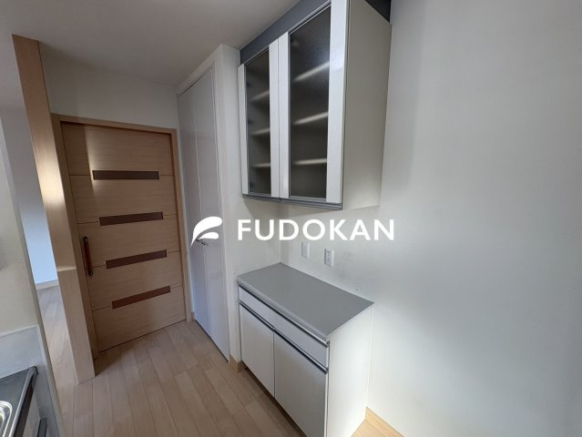 【キッチン】 | 天童市東久野本二丁目 | 空間に溶け込む機能美が魅力の食器棚。上下にしっかり収納でき、家事動線もスムーズ。清潔感あるデザインで日々の暮らしを毎日快適に支えます。