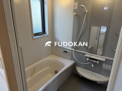 【浴室】 | 天童市東久野本二丁目 | 広々浴室は、ゆったりとくつろいで疲れを癒す空間です。足をのばして浴槽につかることができます。エコ給湯器からの自動湯張り機能や家事を助ける機能が沢山あります。