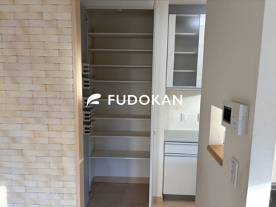 【キッチン】 | 天童市東久野本二丁目 | 食品庫。上下に棚を移動して高さを変えられることから自由が効き便利です。たっぷり収納出来ます。