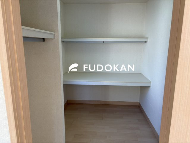 【収納】 | 天童市東久野本二丁目 | ハンガー収納でお洋服もシワなしです。
寝室の収納スペースは広々空間で使い分けのできる収納が魅力です。ハンガー収納に置く収納とは幅が広がります。