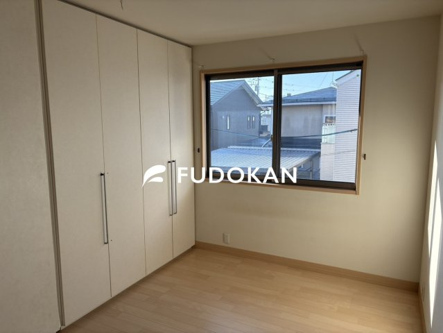 【洋室】 | 天童市東久野本二丁目 | 洋室もそれぞれ収納スペースが完備されております。お子様は小さいうちは部屋自体が収納として使えますし、将来はお子様にお部屋のプレゼントもできますね。