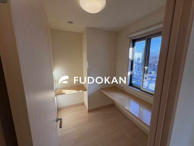 【その他】 | 天童市東久野本二丁目 | 自然光が差し込む静かな書斎空間。造作カウンター付きで在宅ワークに最適。集中しやすい環境が整い、仕事とプライベートを心地よく切り替えられます。