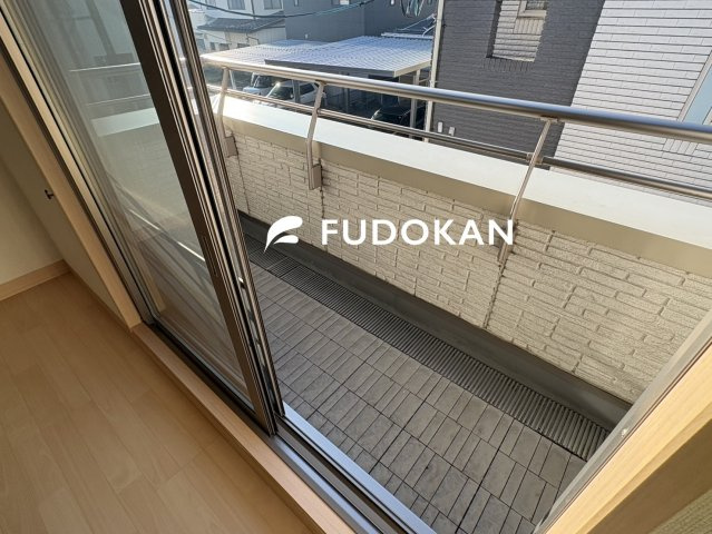 【バルコニー】 | 天童市東久野本二丁目 | 陽当たりと風通しの良いバルコニー。洗濯物が快適に干せるのはもちろん、外の空気を感じながら気分転換もできる、暮らしにゆとりを与える空間です。