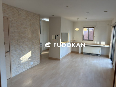 【居間・リビング】 | 天童市東久野本二丁目 | リビングは広々です。家族の団欒の場として家庭を包みます。家具を置いてもゆとりのあるスペースはお子様が大きく成長されても自由の利く大きさです。