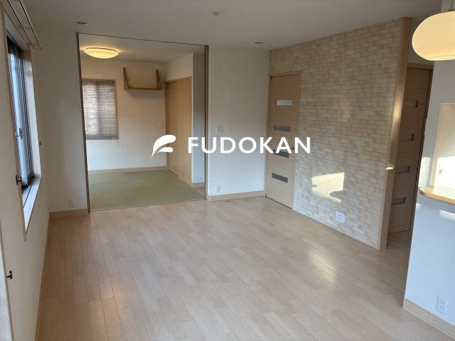 【居間・リビング】 | 天童市東久野本二丁目 | テレビスペースとして設計され、ムーディな雰囲気のスペースはリビングをワンランク上質な空間へと変えてくれます。