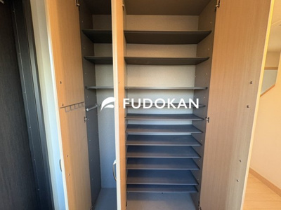 【玄関】 | 天童市東久野本二丁目 | 上下に棚を移動して高さを変えられることから自由が効き便利です。春夏秋冬が豊かな山形県では、必要な靴の種類が多いですからね。