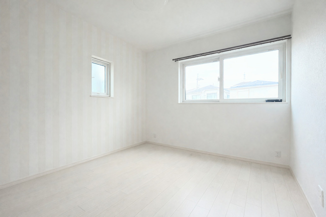 【洋室】 | ◆戸塚区戸塚町中古住宅◆ | ◆柔らかい陽光が差し込む明るいお部屋を演出する設計。彩光の取れる窓が気持ちの良いお部屋を創り上げます。