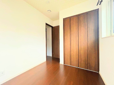 【洋室】 | ◆戸塚区戸塚町中古住宅◆ | ◆室内はいつも明るい印象なので気持ちの良い朝を迎えられます。各部屋にはクローゼットを完備しており、収納が多いお家はすっきりして快適空間です。