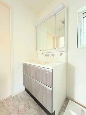 【独立洗面台】 | ◆戸塚区戸塚町中古住宅◆ | ◆毎日使う場所だから、機能的で使いやすさに配慮したパウダールーム。すっきりと使えるように収納も豊富にご用意しています。