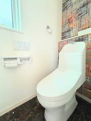 【トイレ】 | ◆戸塚区戸塚町中古住宅◆ | ◆清潔感のある白を基調とした落ち着ける空間。小窓をもうけていますので、こもりやすい空気の入れ替えも簡単に行えますね！