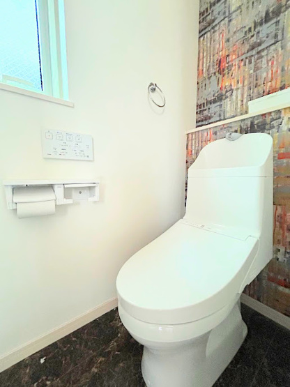 【トイレ】 | ◆戸塚区戸塚町中古住宅◆ | ◆清潔感のある白を基調とした落ち着ける空間。小窓をもうけていますので、こもりやすい空気の入れ替えも簡単に行えますね！