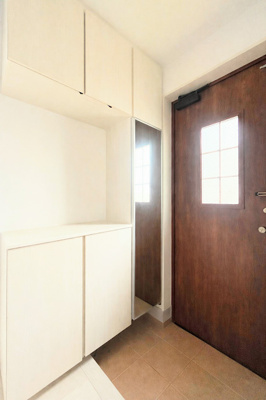 【玄関】 | ◆戸塚区戸塚町中古住宅◆ | ◆明るい玄関です！散らかりやすい玄関もスッキリする大容量のシューズボックス付き。