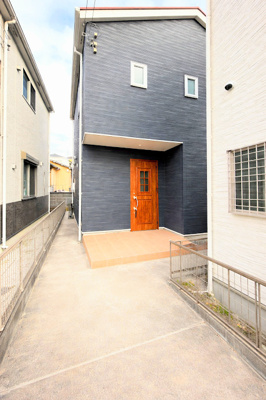 【外観】 | ◆戸塚区戸塚町中古住宅◆ | ◆堂々たる趣ながら、主張し過ぎずどこか余裕を感じさせるシャープなフォルムで佇む邸宅は、晴天の空と照らし合わせる事で、本来あるべき完成形の姿を見せてくれます。