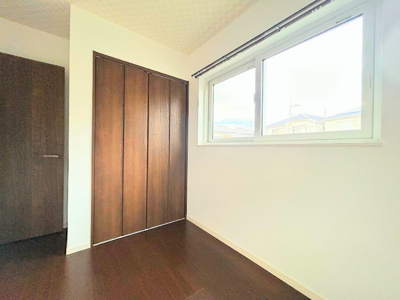 【洋室】 | ◆戸塚区戸塚町中古住宅◆ | ◆子どものスタディ空間として、あるいは書斎やホビールームとして生活スタイルに合わせて使えるプライベートルーム。居心地のいい落ち着いたインテリアが似合います。