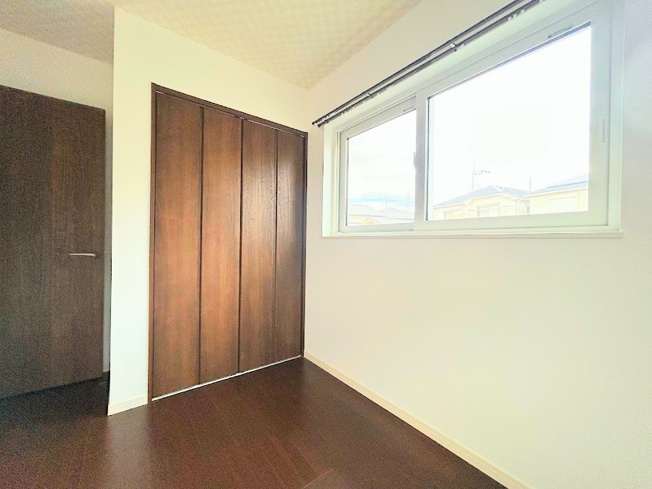 【洋室】 | ◆戸塚区戸塚町中古住宅◆ | ◆子どものスタディ空間として、あるいは書斎やホビールームとして生活スタイルに合わせて使えるプライベートルーム。居心地のいい落ち着いたインテリアが似合います。