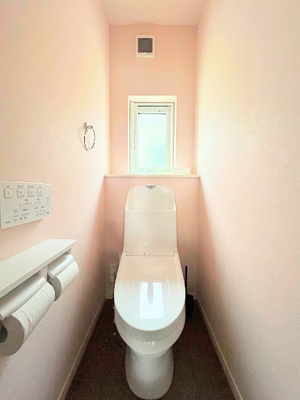 【トイレ】 | ◆戸塚区戸塚町中古住宅◆ | ◆清潔感のある白を基調とした落ち着ける空間。小窓をもうけていますので、こもりやすい空気の入れ替えも簡単に行えますね！