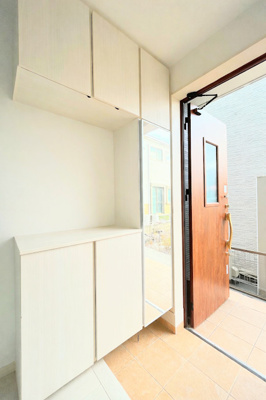 【玄関】 | ◆戸塚区戸塚町中古住宅◆ | ◆光の渦が溢れた明るい玄関ホール。「おかえり」と「ただいま」が交差するお家の顔とも言える場所は爽やかで心地良い空間となっています。すっきり片付いた玄関で来客時にも自信が持てそう。