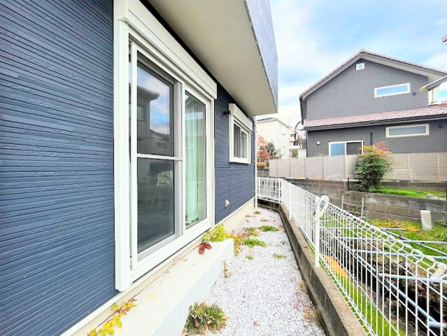 【庭】 | ◆戸塚区戸塚町中古住宅◆ | ◆お手入れのしやすいちょうどよいサイズ感のお庭付き。植栽や家庭菜園等多目的にご利用いただけるプライベート空間。