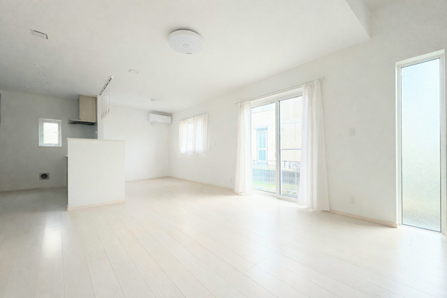 【居間・リビング】 | ◆戸塚区戸塚町中古住宅◆ | ◆家族で食卓を囲むダイニングスペースと、ソファでゆったりくつろぐリビングスペースがしっかり区切られているので家具の配置や用途を使いわけしやすいです。