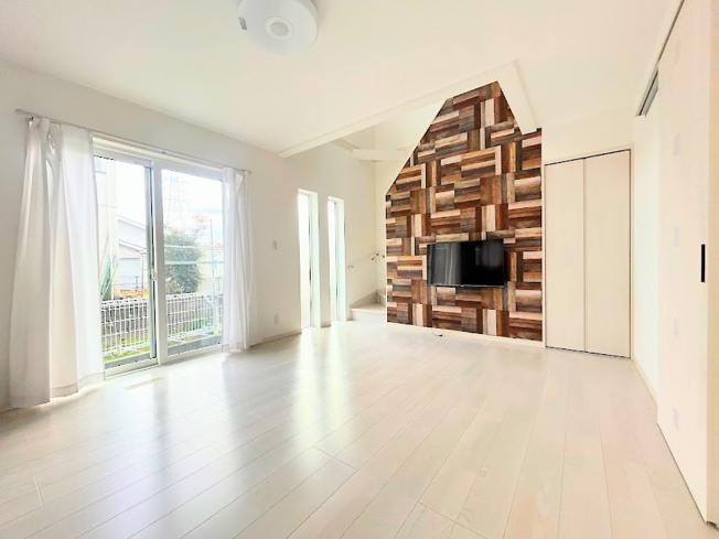 【居間・リビング】 | ◆戸塚区戸塚町中古住宅◆ | ◆広々としたリビング・ダイニングは、シックでモダンな内装。落ち着いた雰囲気に包まれて、伸びやかな空間のなかで、ゆったりと家族団らんのひとときを過ごせます。