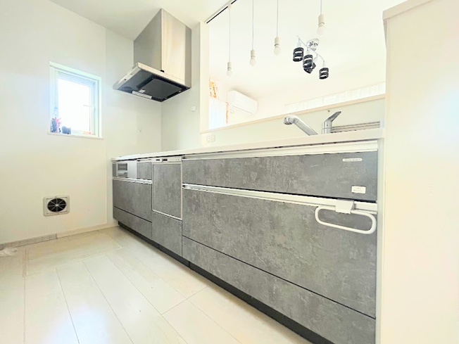 【キッチン】 | ◆戸塚区戸塚町中古住宅◆ | ◆広々としたリビング・ダイニングは、シックでモダンな内装。落ち着いた雰囲気に包まれて、伸びやかな空間のなかで、ゆったりと家族団らんのひとときを過ごせます。