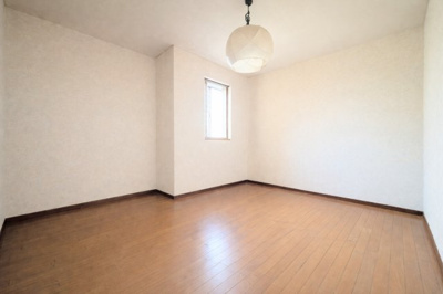 【洋室】 | ◆◇笹野台中古戸建◆◇ | ◆子どものスタディ空間として、あるいは書斎やホビールームとして生活スタイルに合わせて使えるプライベートルーム。居心地のいい落ち着いたインテリアが似合います。【画像は加工しています】