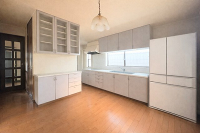 【キッチン】 | ◆◇笹野台中古戸建◆◇ | ◆デザイン性と機能性を兼ね備えたキッチンです。リビングスペースとの一体感が生まれ、広々空間を演出してくれます。【画像は加工しています】