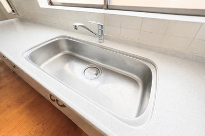 【キッチン】 | ◆◇笹野台中古戸建◆◇ | ◆広々したキッチンシンク。洗い物が多い時にも快適にご利用いただけます。【画像は加工しています】