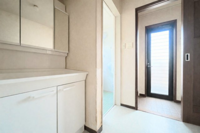 【脱衣所】 | ◆◇笹野台中古戸建◆◇ | ◆ご家族の1日が始まり、1日が終わりを締めくくる洗面空間。洗濯機を配置しても十分なスペースを確保した設計となっております。【画像は加工しています】