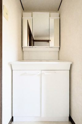 【洗面所】 | ◆◇笹野台中古戸建◆◇ | ◆毎日使う場所だから、機能的で使いやすさに配慮したパウダールーム。すっきりと使えるように収納も豊富にご用意しています。【画像は加工しています】