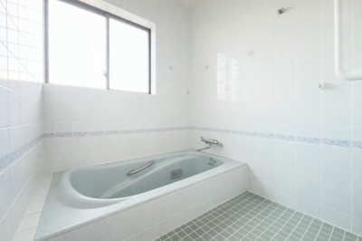 【浴室】 | ◆◇笹野台中古戸建◆◇ | ◆お子様と一緒にバスタイムを楽しめる広々空間。浴室乾燥機付で心地よいバスタイムを実現します。【画像は加工しています】