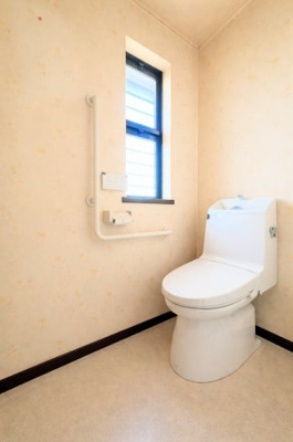 【トイレ】 | ◆◇笹野台中古戸建◆◇ | ◆清潔感のある白を基調とした落ち着ける空間。小窓をもうけていますので、こもりやすい空気の入れ替えも簡単に行えますね！【画像は加工しています】