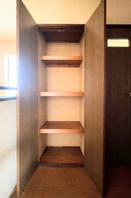 【収納】 | ◆◇笹野台中古戸建◆◇ | ◆清潔感のある白を基調とした落ち着ける空間。小窓をもうけていますので、こもりやすい空気の入れ替えも簡単に行えますね！【画像は加工しています】