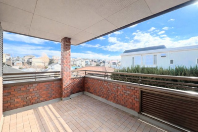 【バルコニー】 | ◆◇笹野台中古戸建◆◇ | ◆広いバルコニーは寝室と子供部屋からアクセスできる2WAY動線。お布団も洗濯物もたくさん干せます！！【画像は加工しています】